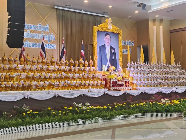 ร่วมพิธีทำบุญตักบาตรพระสงฆ์ และ ร่วมพิธีถวายเครื่องราชสักการะและวางพานพุ่ม พร้อมถวายพระพรชัยมงคล เนื่องในโอกาสวันเฉลิมพระชนมพรรษา พระบาทสมเด็จพระเจ้าอยู่หัว ภาพที่ 15