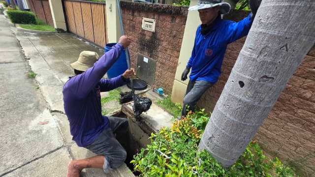 กองสาธารณสุขและสิ่งแวดล้อม ดำเนินการดูดโคลนลอกท่อระบายน้ำ ภาพที่ 8