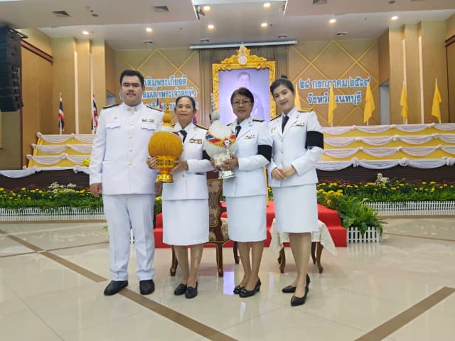 ร่วมพิธีทำบุญตักบาตรพระสงฆ์ และ ร่วมพิธีถวายเครื่องราชสักการะและวางพานพุ่ม พร้อมถวายพระพรชัยมงคล เนื่องในโอกาสวันเฉลิมพระชนมพรรษา พระบาทสมเด็จพระเจ้าอยู่หัว ภาพที่ 21