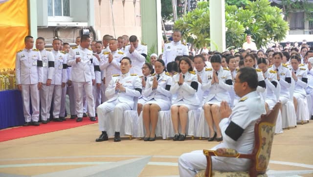 ร่วมพิธีทำบุญตักบาตรพระสงฆ์ และ ร่วมพิธีถวายเครื่องราชสักการะและวางพานพุ่ม พร้อมถวายพระพรชัยมงคล เนื่องในโอกาสวันเฉลิมพระชนมพรรษา พระบาทสมเด็จพระเจ้าอยู่หัว ภาพที่ 9