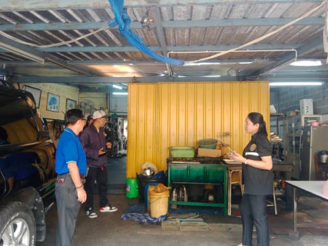 ลงพื้นที่ตรวจสถานประกอบการในพื้นที่ เพื่อกำกับดูแล ผู้ประกอบการและตรวจสอบใบอนุญาติประกอบการ ให้ปฏิบัติตามกฎหมายและมาตรฐานด้านสาธารณสุข ภาพที่ 2