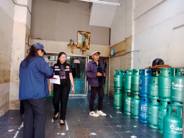 ลงพื้นที่ตรวจสถานประกอบการเพื่อเฝ้าระวังและสร้างความปลอดภัยแก่ประชาชน ภาพที่ 14