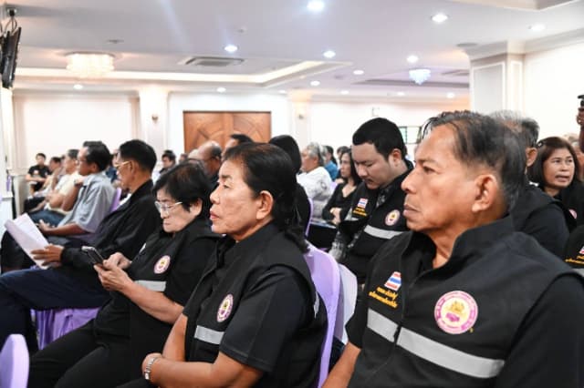 การประชุมประชาคมท้องถิ่น (ระดับชุมชน) เพื่อการจัดทำแผนพัฒนาท้องถิ่น ของเทศบาลเมืองบางรักน้อย ครั้งที่ 2/2569 หมู่ที่ 3 ภาพที่ 6