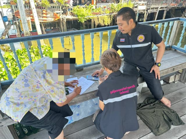 ลงพื้นที่ตรวจเยี่ยมและให้ความช่วยเหลือกลุ่มเปราะบางในตำบลบางรักน้อย ภาพที่ 10