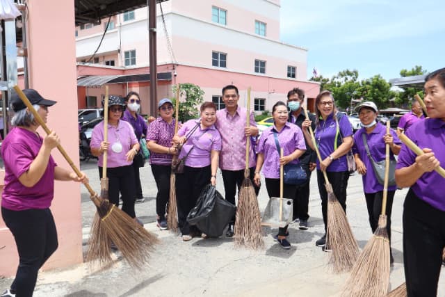 โครงการนนทบุรีน่าอยู่ เฉลิมพระเกียรติ สมเด็จพระนางเจ้าฯ พระบรมราชินี เนื่องในโอกาสวันเฉลิมพระชนมพรรษา 3 มิถุนายน 2568 Big Cleaning Day ภาพที่ 8