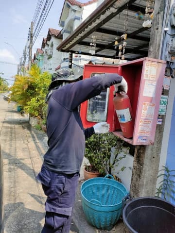 งานป้องกันและบรรเทาสาธารณภัย ลงพื้นที่ตรวจเช็คและบำรุงรักษาถังดับเพลิงที่ติดตั้งไว้ในตำบลบางรักน้อย ภาพที่ 2
