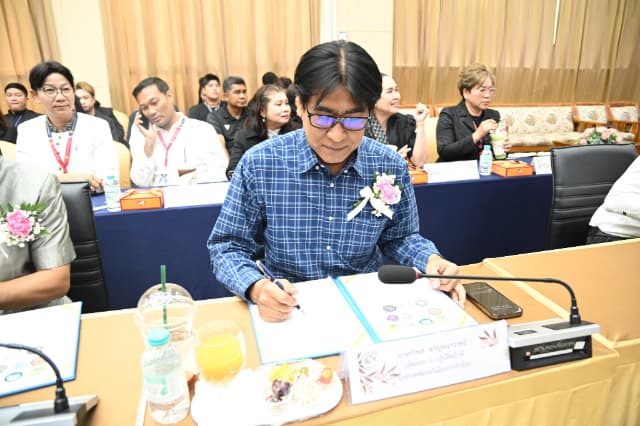 "เปลี่ยนการร้องเรียนให้เป็นเรื่องง่าย เพื่อการแก้ไขปัญหาที่ตรงจุดและไวทันใจพี่น้องประชาชน" 🤝📝 ภาพที่ 14