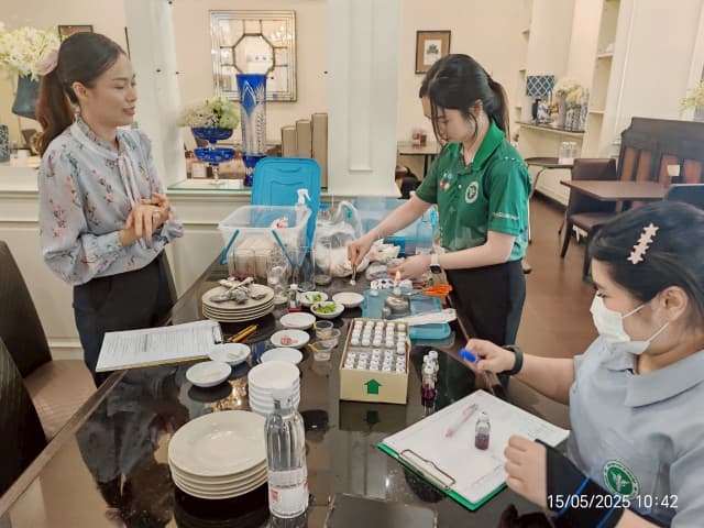 ตรวจประเมินร้านอาหารที่เปิดร้านตามมาตรฐานของกระทรวงสาธารณสุขในตำบลบางรักน้อย ภาพที่ 2