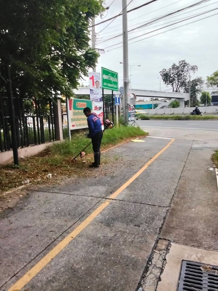กองสาธารณสุขและสิ่งแวดล้อม ลงพื้นที่ดำเนินการปรับภูมิทัศน์ตัดแต่งกิ่งไม้และตัดหญ้าริมถนนสาธารณะในเขตพื้นที่ตำบลบางรักน้อย ภาพที่ 1