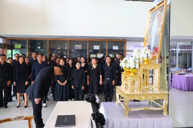 พิธีลงนามถวายความอาลัยเบื้องหน้าพระฉายาลักษณ์ สมเด็จพระนางเจ้าสิริกิติ์ พระบรมราชินีนาถ พระบรมราชชนนีพันปีหลวง ภาพที่ 3