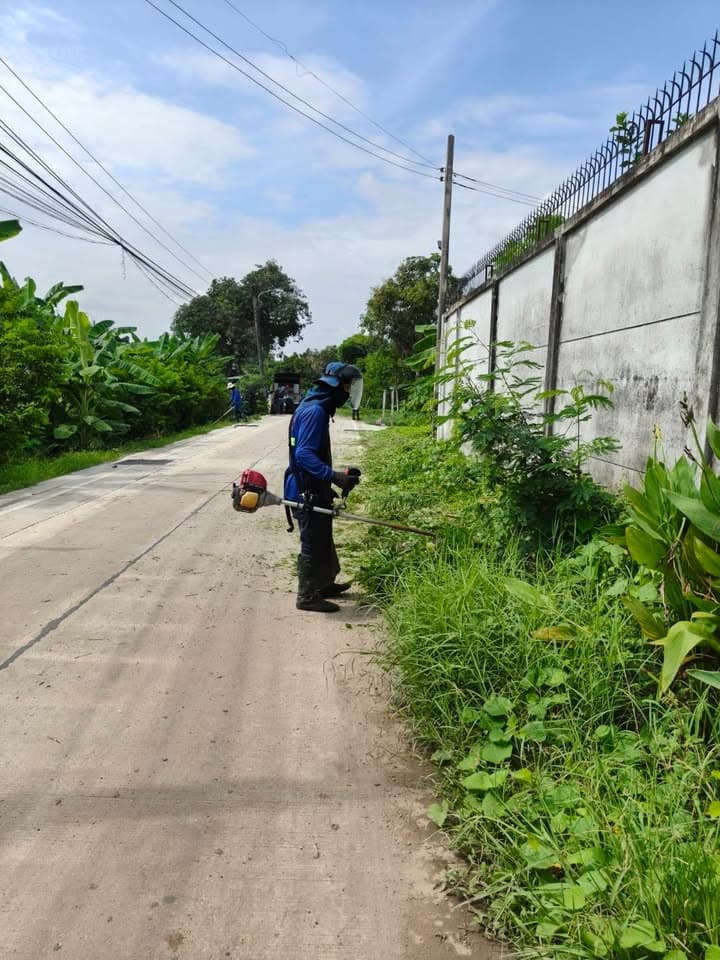 กองสาธารณสุขและสิ่งแวดล้อม ลงพื้นที่ดำเนินการปรับภูมิทัศน์ตัดแต่งกิ่งไม้และตัดหญ้าริมถนนสาธารณะในเขตพื้นที่ตำบลบางรักน้อย ภาพที่ 11