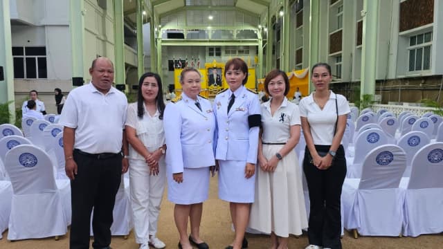 ร่วมพิธีทำบุญตักบาตรพระสงฆ์ และ ร่วมพิธีถวายเครื่องราชสักการะและวางพานพุ่ม พร้อมถวายพระพรชัยมงคล เนื่องในโอกาสวันเฉลิมพระชนมพรรษา พระบาทสมเด็จพระเจ้าอยู่หัว ภาพที่ 6