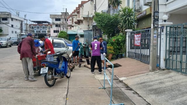กองสาธารณสุขและสิ่งแวดล้อม ดำเนินการดูดลอกท่อระบายน้ำ หมู่บ้านนันทนาการ์เด้นท์ 2 (ต่อ) ภาพที่ 4