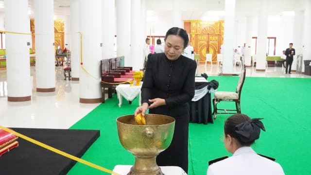 พิธีถวายน้ำสรงพระศพเบื้องหน้าพระฉายาลักษณ์ สมเด็จพระนางเจ้าสิริกิติ์ พระบรมราชินีนาถ พระบรมราชชนนีพันปีหลวง ภาพที่ 8
