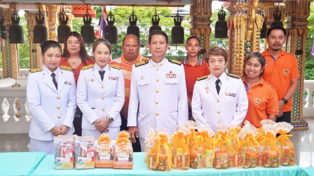 ร่วมพิธีทำบุญตักบาตร ถวายพระราชกุศลเเละพิธีถวายพระพรชัยมงคลเนื่องในวันสำคัญ วันคล้ายวันประสูติ สมเด็จพระเจ้าน้องนางเธอ เจ้าฟ้าจุฬาภรณวลัยลักษณ์ อัครราชกุมารี กรมพระศรีสวางควัฒน วรขัตติยราชนารี ภาพที่ 6