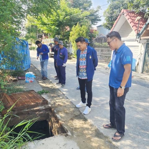 กองสาธารณสุขและสิ่งแวดล้อม ดำเนินการดูดลอกท่อระบายน้ำ ซอยพิศสุวรรณ ภาพที่ 2