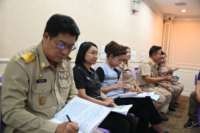การประชุมประชาคมท้องถิ่น (ระดับชุมชน) เพื่อการจัดทำแผนพัฒนาท้องถิ่น ของเทศบาลเมืองบางรักน้อย ครั้งที่ 1/2569 หมู่ที่ 1,2,6 ภาพที่ 13