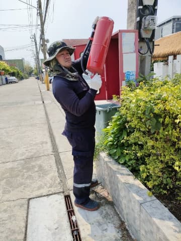 งานป้องกันและบรรเทาสาธารณภัย ลงพื้นที่ตรวจเช็คและบำรุงรักษาถังดับเพลิงที่ติดตั้งไว้ในตำบลบางรักน้อย ภาพที่ 4