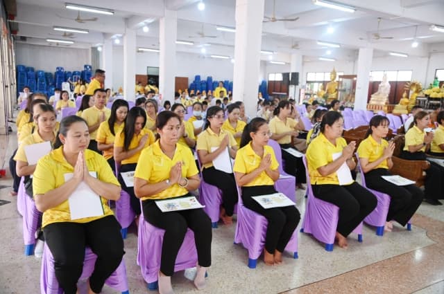 พิธีทำบุญตักบาตรข้าวสารอาหารแห้งและเจริญพระพุทธมนต์ ภาพที่ 5