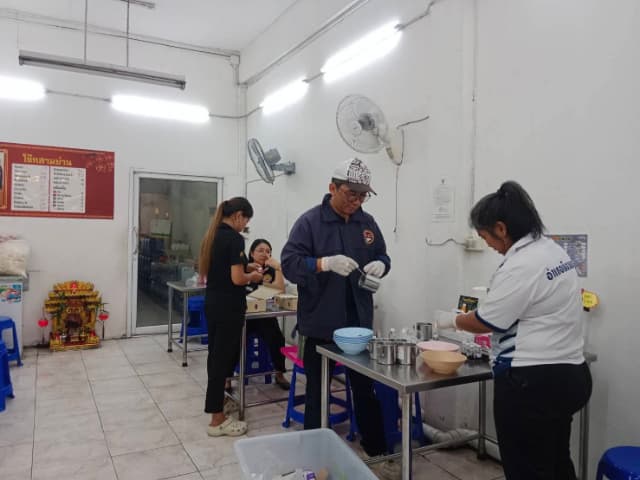 เทศบาลเมืองบางรักน้อยลง ลงพื้นที่ร่วมกับ รพสต.ในพื้นที่ ดำเนิน "โครงการร้านค้าปลอดภัย ไร้สารปนเปื้อน" ภาพที่ 7