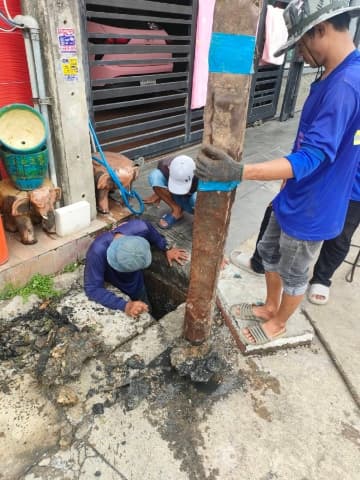 กองสาธารณสุขและสิ่งแวดล้อม ดำเนินการดูดลอกท่อระบายน้ำ หมู่บ้านนนทรีปาร์ค หมู่ที่ 3 ภาพที่ 4