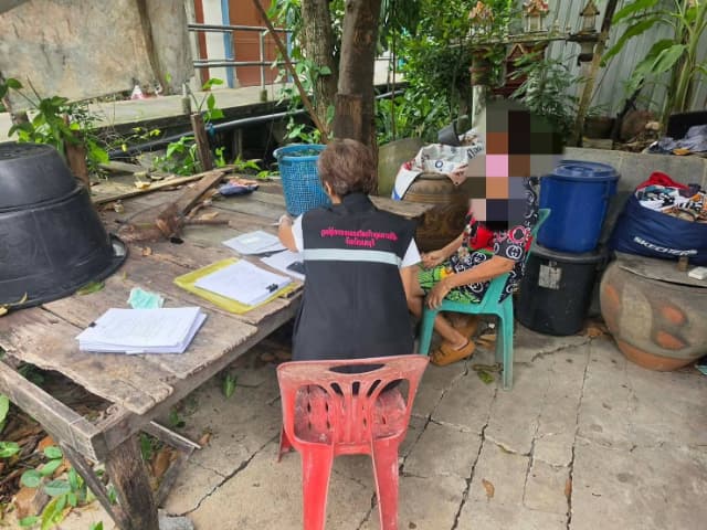 ลงพื้นที่ตรวจเยี่ยมและให้ความช่วยเหลือกลุ่มเปราะบางในตำบลบางรักน้อย ภาพที่ 6