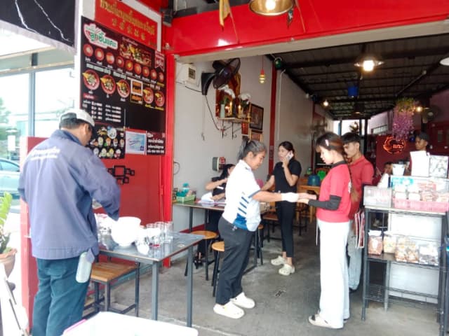 เทศบาลเมืองบางรักน้อยลง ลงพื้นที่ร่วมกับ รพสต.ในพื้นที่ ดำเนิน "โครงการร้านค้าปลอดภัย ไร้สารปนเปื้อน" ภาพที่ 15