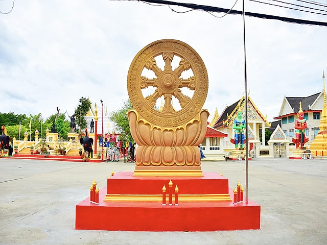 ธรรมจักรกลางลานวัด