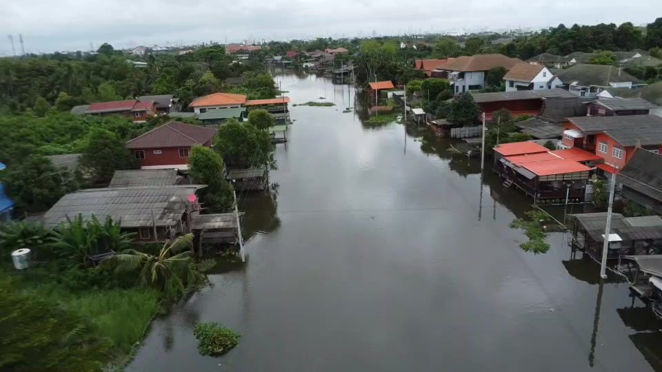 บ้านเรือนริมน้ำ